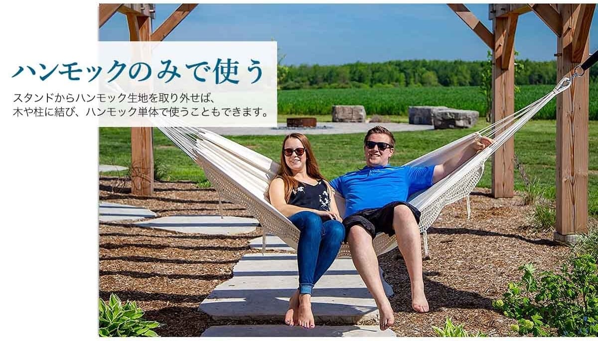 Vivereハンモック布単体を木柱に結んで使う様子。スタンドなしでも木や柱に取り付けて使えるナチュラルカラー